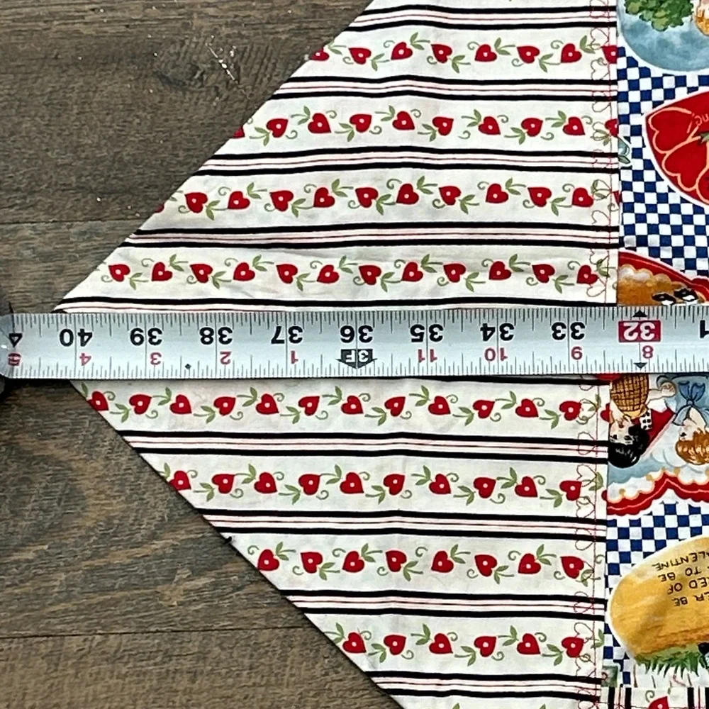 Valentines Day‎ quilted table runner with a vintage-style motif  hearts, gingham